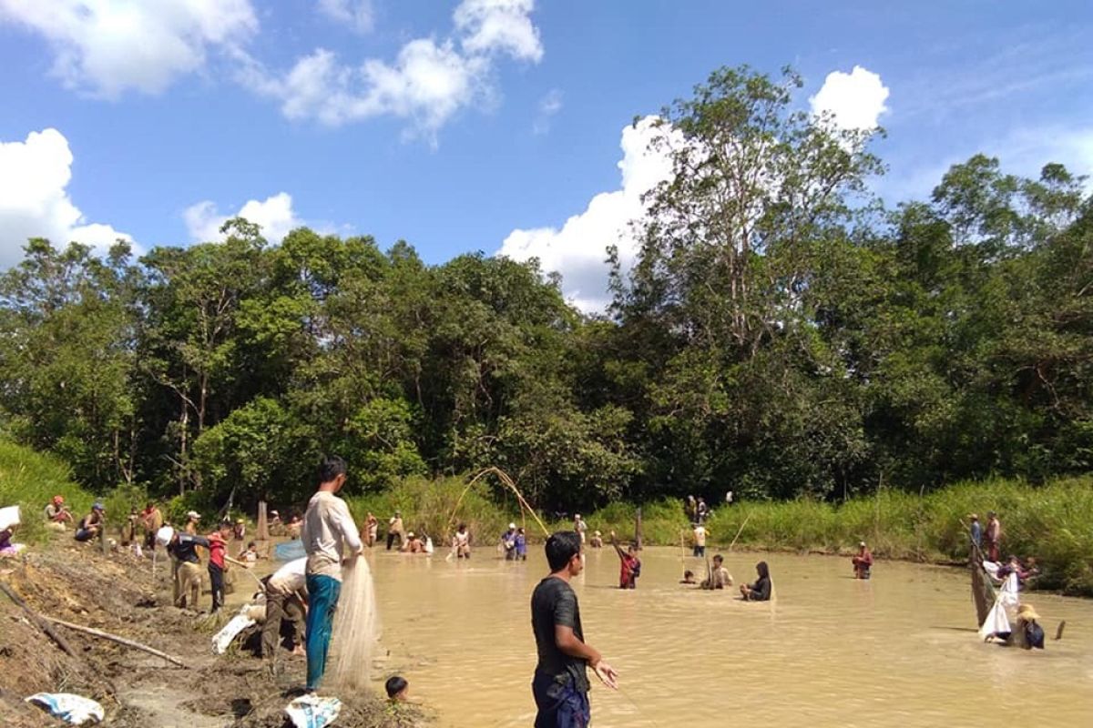 Tabat basar dibuka, warga Balangan ramai cari ikan