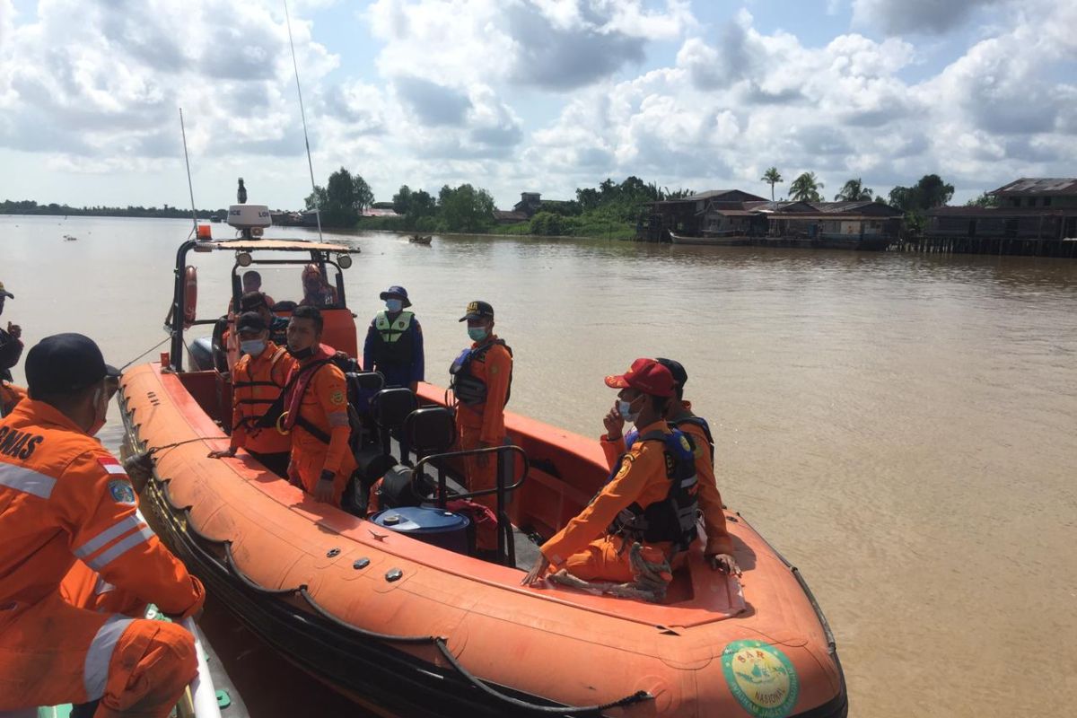 Tim Basarnas Jambi  cari korban hilang perahu pompong terbalik di sungai Pengabuan