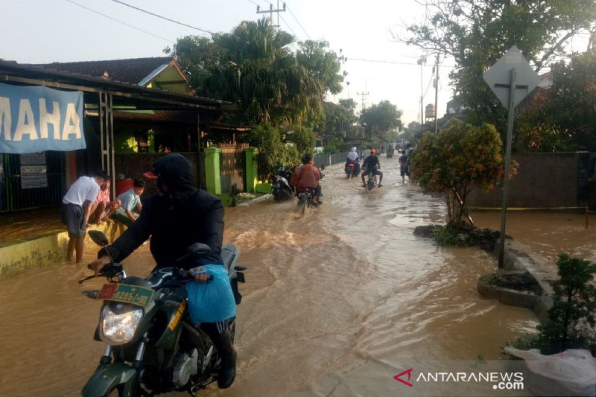 500 rumah di Solokan Jeruk  terendam banjir akibat tanggul jebol