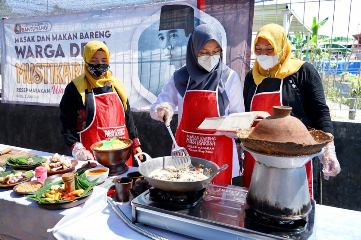 Ngantor di desa, Bupati Banyuwangi memasak resep warisan Bung Karno