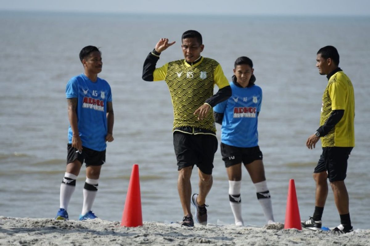 Pemain PSMS latihan di pantai untuk meningkatkan stamina