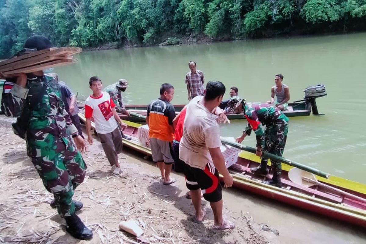 Satgas Pamtas bantu antarkan jenazah di Desa Serangkang ke pemakaman