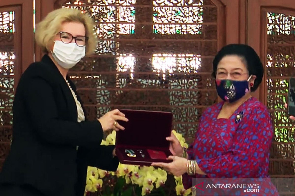Megawati tak bisa menahan haru saat menerima Bintang Jasa dari Rusia