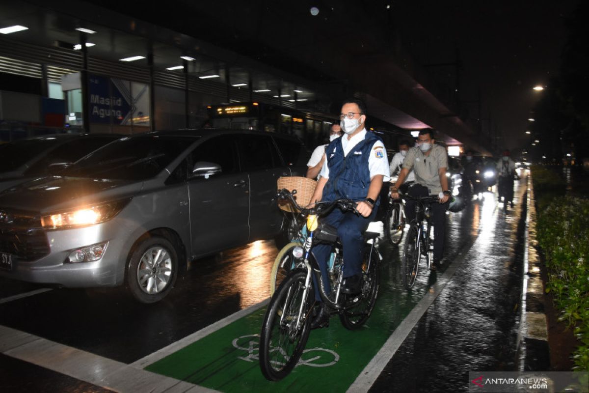 Batik-clad Baswedan, Dutch Ambassador cycle on World Bicycle Day