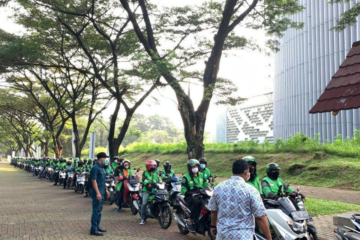 Pengemudi transportasi umum jalani vaksinasi Drive Thru di RSUI