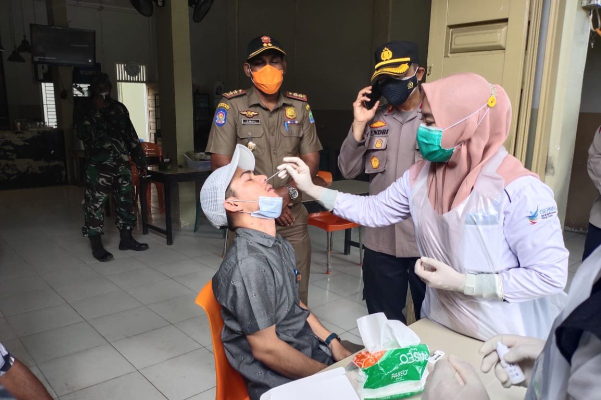 Satgas Aceh Jaya tes swab antigen dadakan di warung kopi