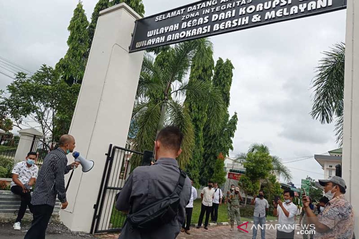 Aktivis antikorupsi gelar unjuk rasa tunggal. Ini tuntutannya