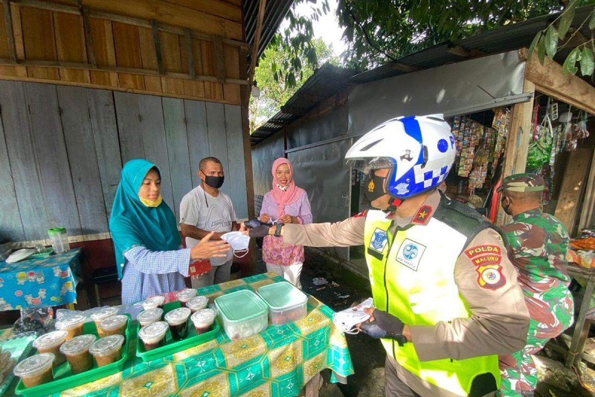 Diapresiasi, Wakapolda Maluku pimpin patroli Kamtibmas bagikan masker di Ambon