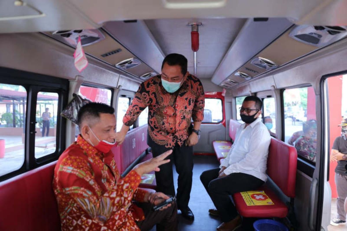 Penumpang bus Trans Semarang bayar tiket pakai botol plastik