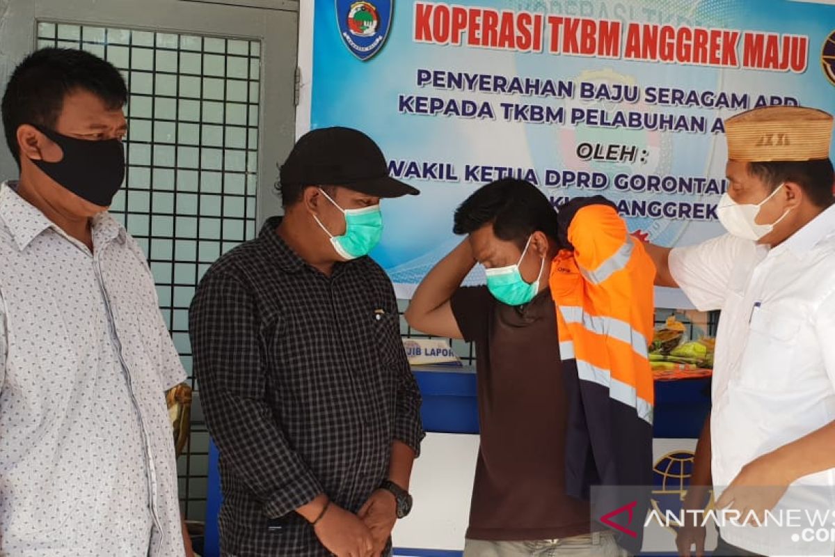 Wakil Ketua DPRD Gorontalo Utara salurkan APD ke TKBM