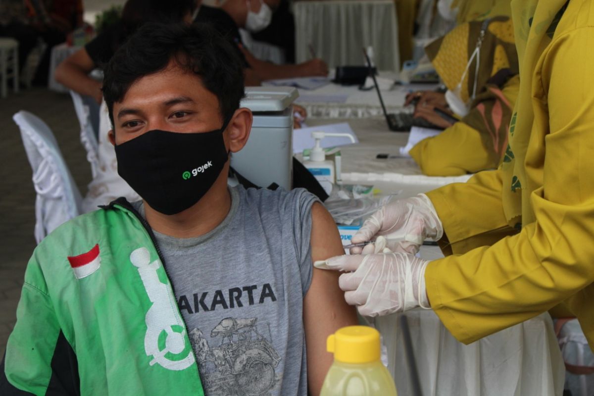 Pengemudi ojek daring Lampung bantu sukseskan vaksinasi lansia