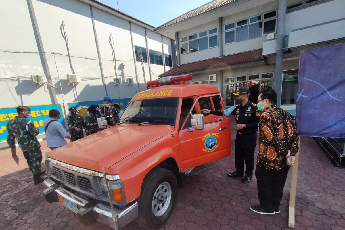 Bea Cukai Banjarmasin hibahkan satu unit ambulans untuk Lanal Banjarmasin