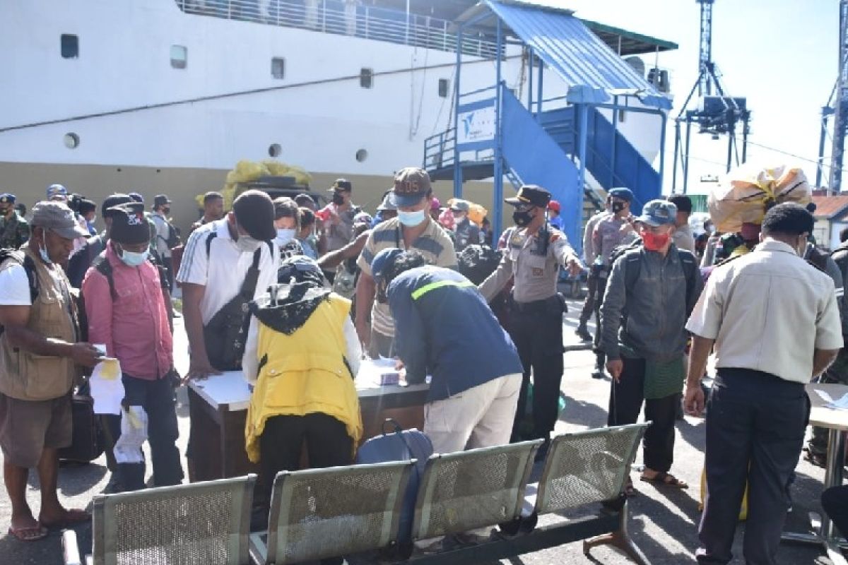 Tiga penumpang positif COVID-19 setiba di pelabuhan Jayapura