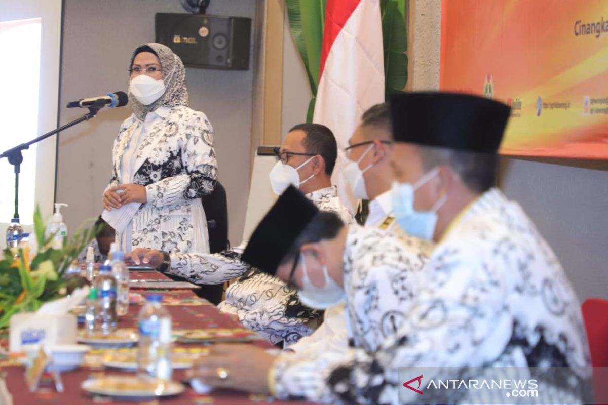 Bupati Serang ajak guru tekan pandemi