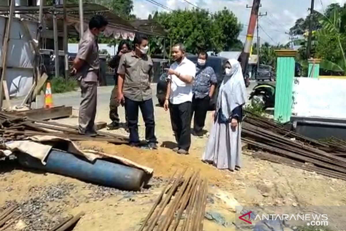 Pembanguan Jembatan di Desa Muara Rintis, HST terkesan lamban, jalan alternatif rusak parah