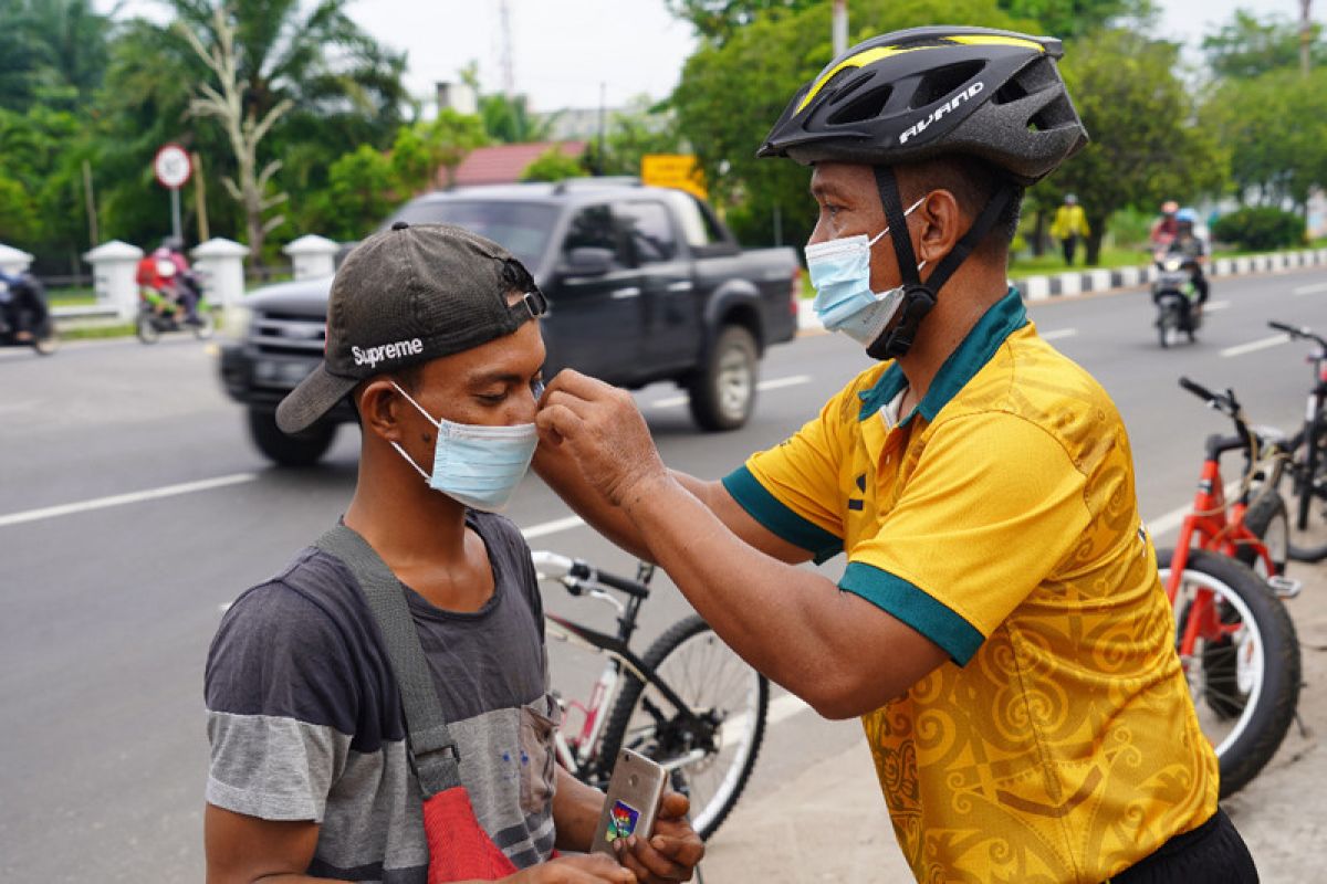 Denzibang edukasi prokes dan bagi masker kepada warga Palangka Raya