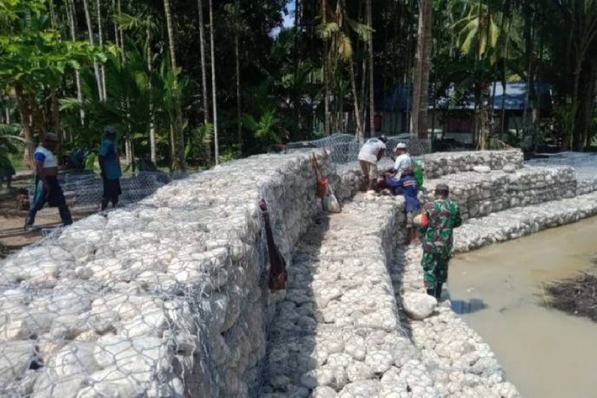 Babinsa bantu pasang Bronjong di sungai Roipi Yapen mencegah banjir