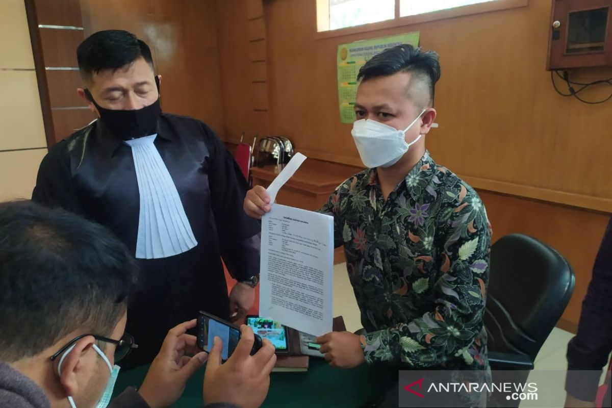 Bahar Smith meminta dibebaskan dari dakwaan penganiayaan sopir taksi