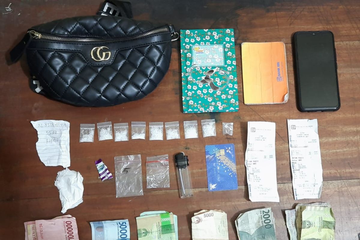 Sepasang kekasih jual narkoba di Tulungagung digelandang polisi