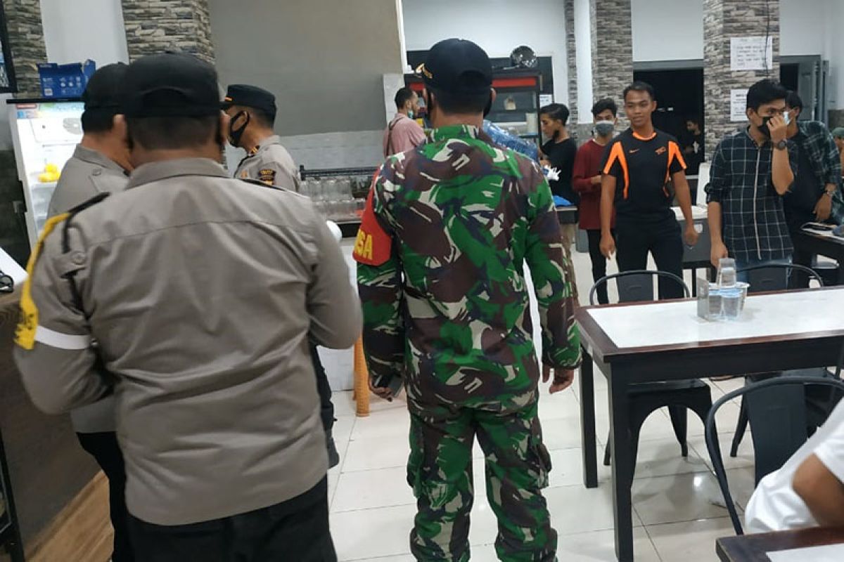Prajurit TNI sambangi warga sosialisasikan disiplin protokol kesehatan