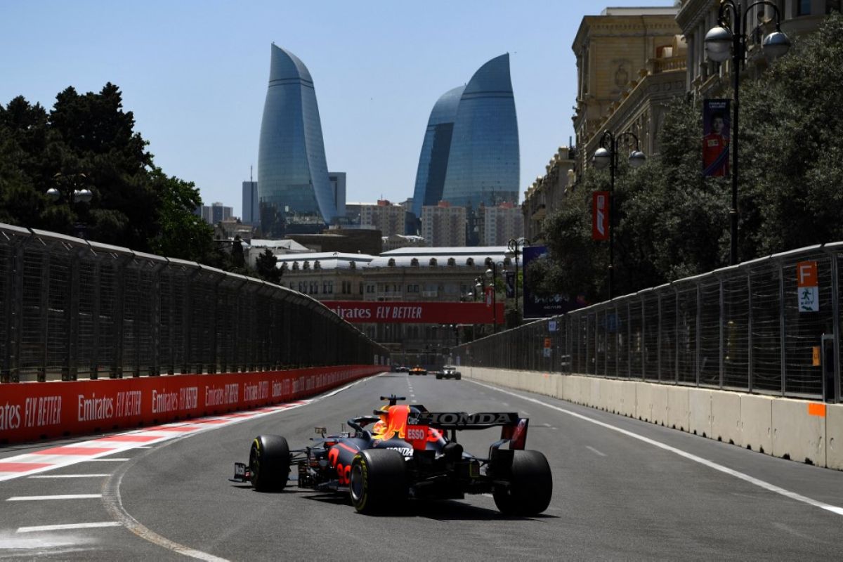 Duet Ferrari bayangi Verstappen pada latihan bebas GP Azerbaijan