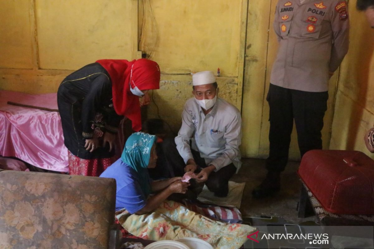 239 orang keluarga penerima manfaat di Sinuruik Pasbar terima BLT tahap pertama