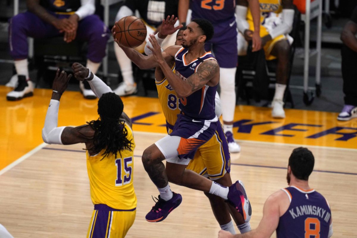 Booker borong 47 poin saat Suns tendang Lakers dari playoff