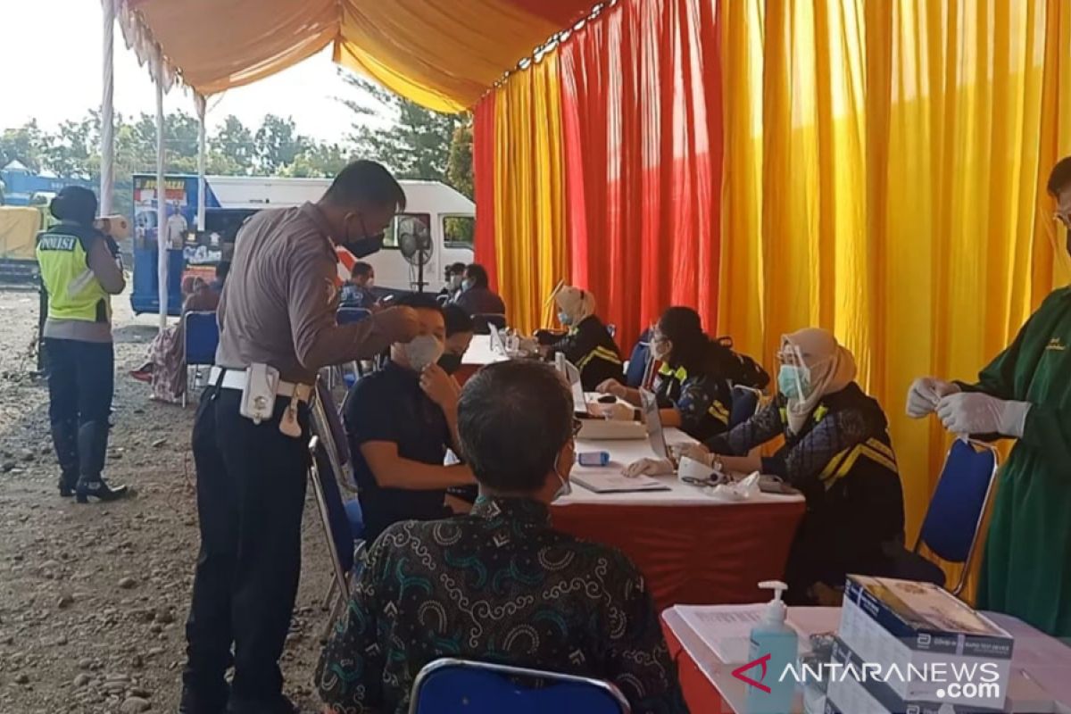 Vaksinasi dan tes usap gratis digelar Polres Metro Bekasi di Kantor Unit Lakalantas Cikarang