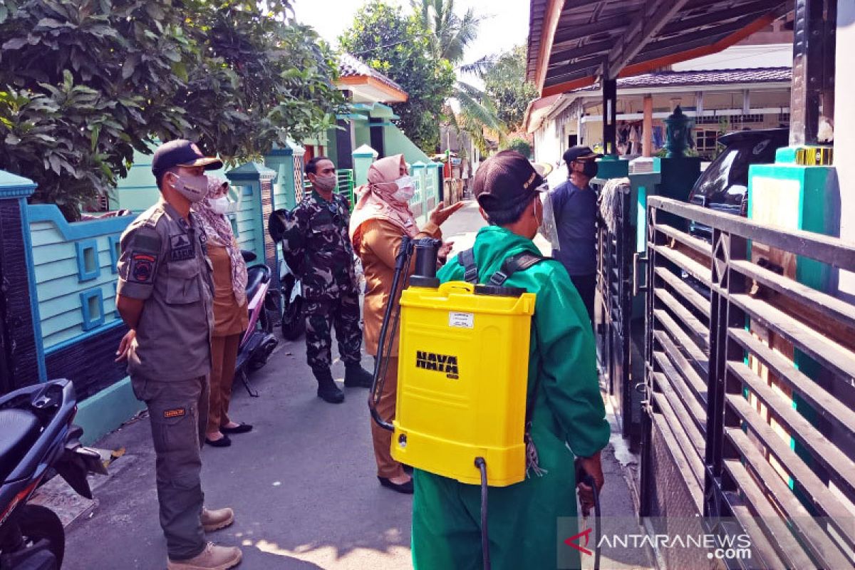 53 warga positif COVID, dua RT di Tangerang terapkan penutupan akses