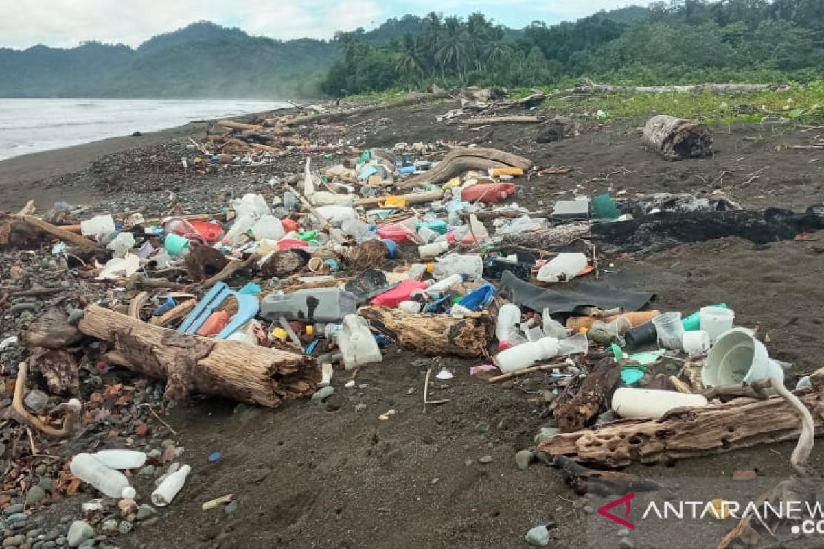 Masyarakat Yenbekaki Raja Ampat terganggu sampah dari kota Sorong