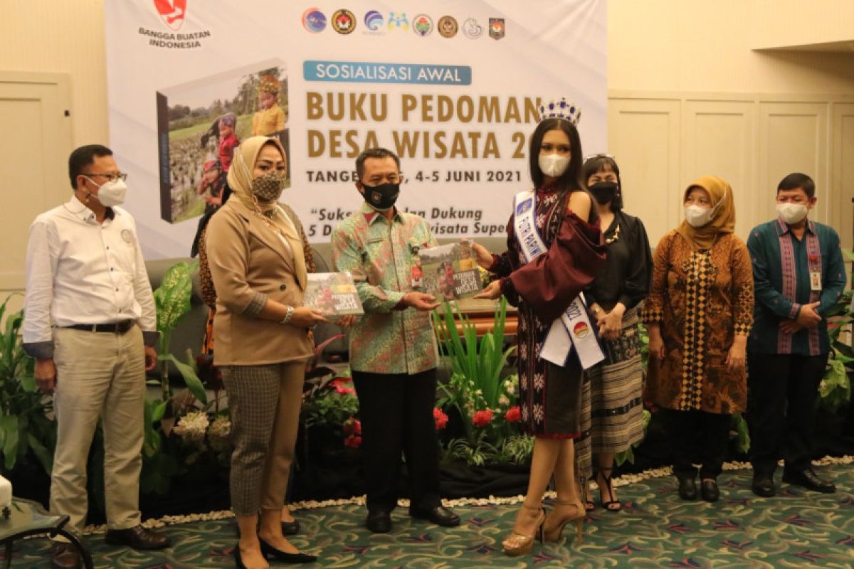 Pemerintah lewat Kemenko Marves luncurkan Buku Pedoman Desa Wisata 2021