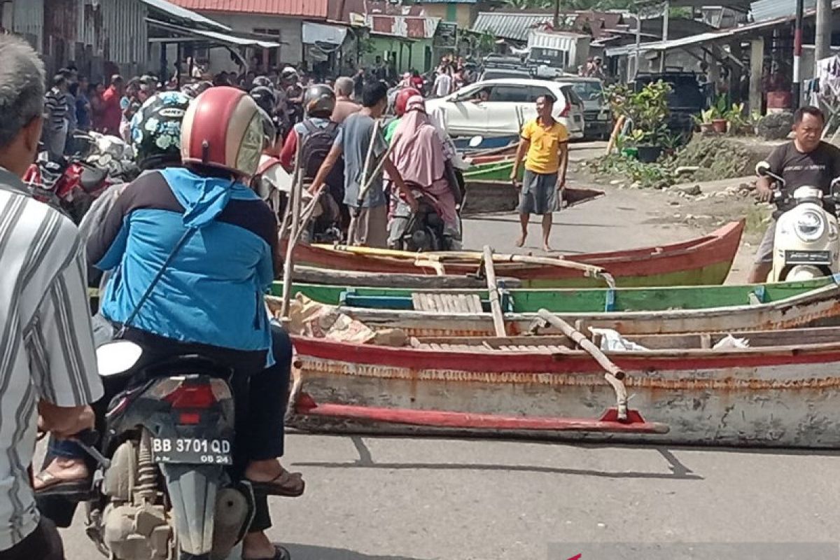 Nelayan blokir jalan dengan perahu di Gunungsitoli