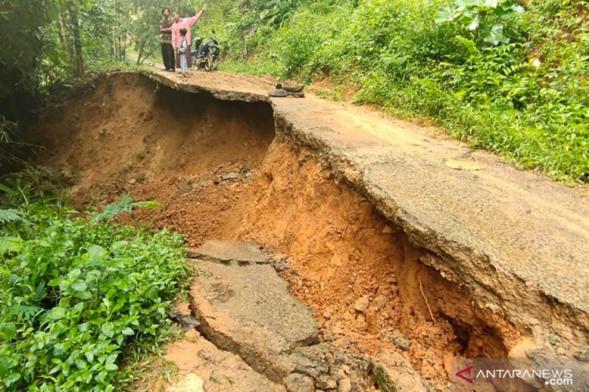 Lima rumah rata dengan tanah akibat longsor di Cianjur