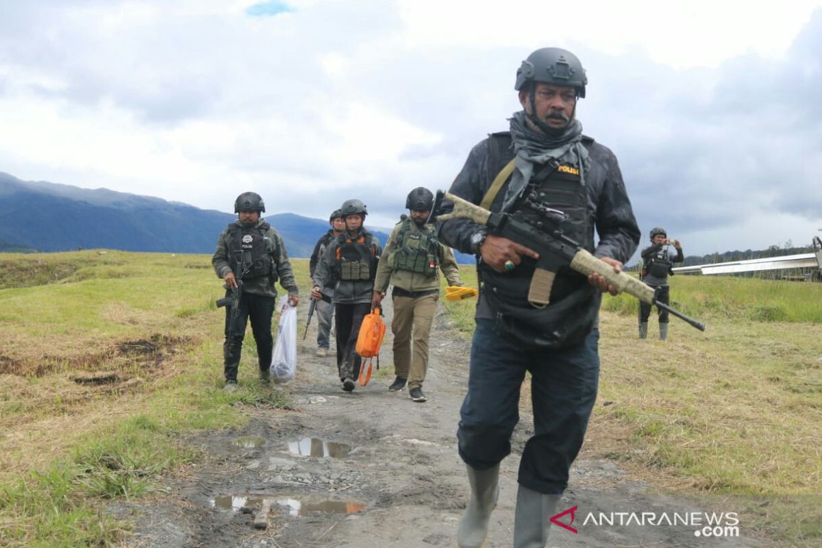 Tiga jam TNI-Polri kontak tembak dengan KKB  di Bandara Ilaga