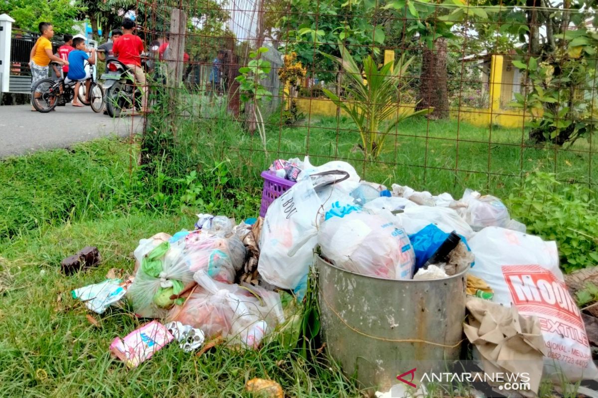 Sepekan lebih sampah tak diangkut, pemukiman warga di Meulaboh bau busuk