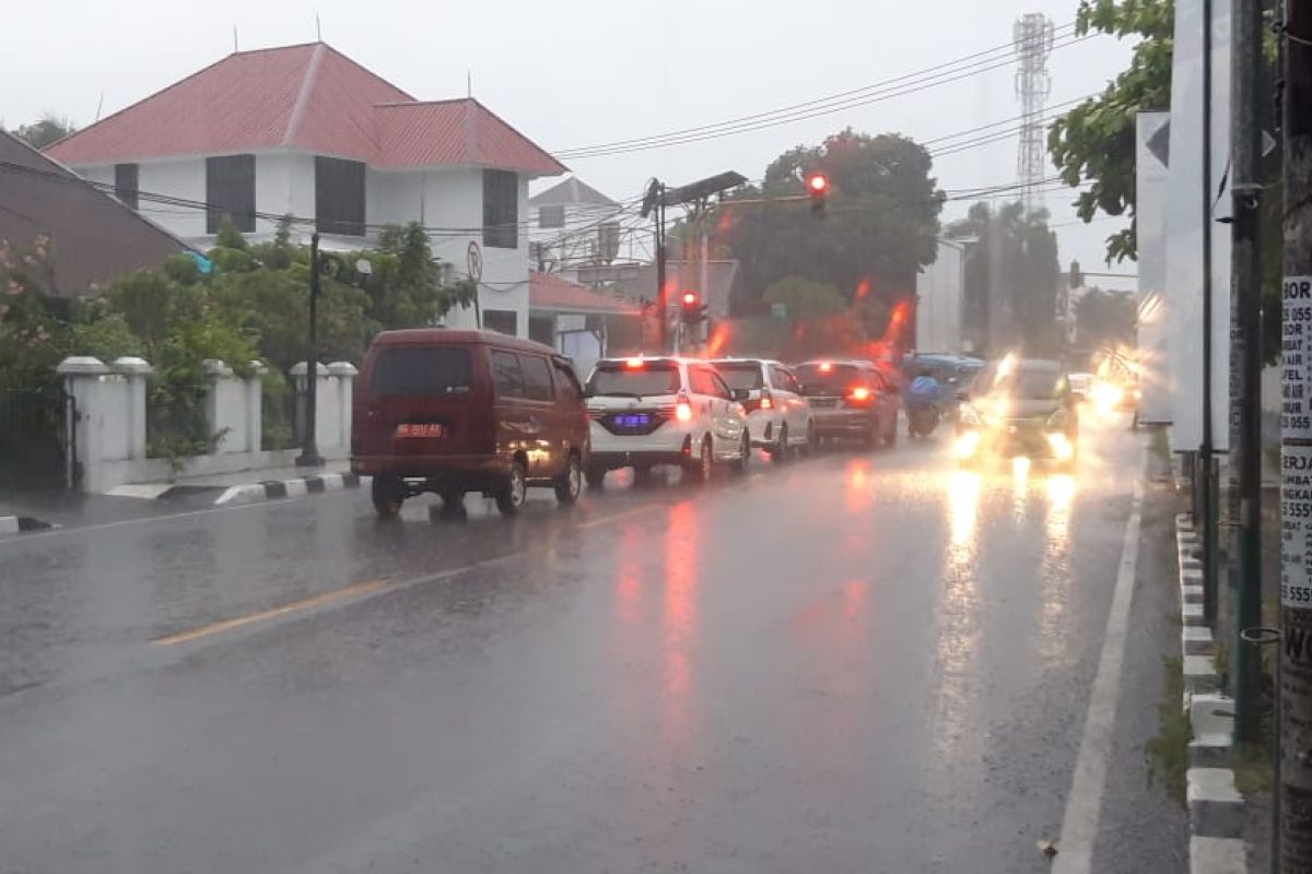 Lampu penerangan jalan dan lalulintas  di Ternate difunggsikan. Janji direalisasikan