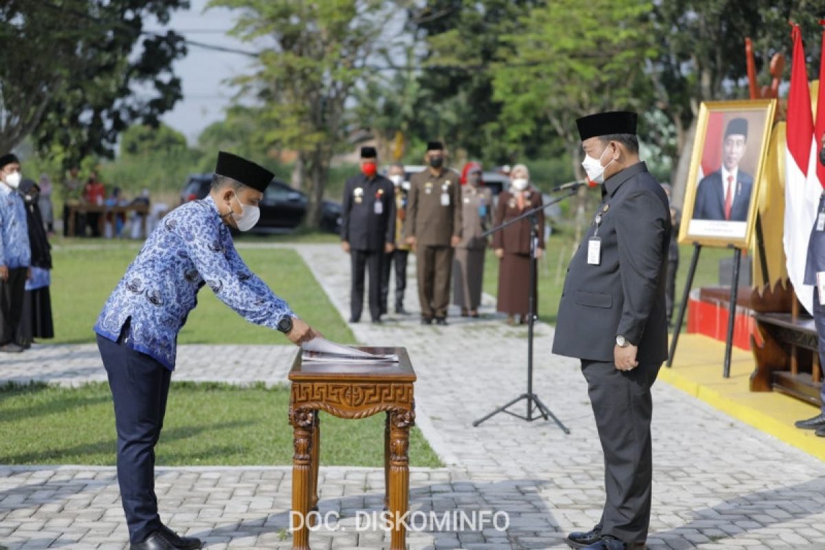 Sekda Tuba serahkan 329 SK kenaikan pangkat