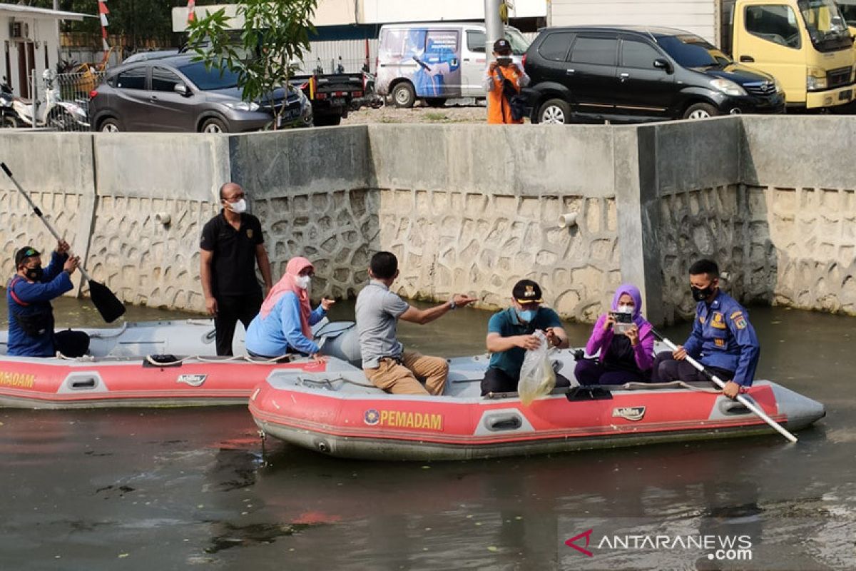 Hari Lingkungan Hidup, Pemkot Jakpus tebar 10.000 benih ikan