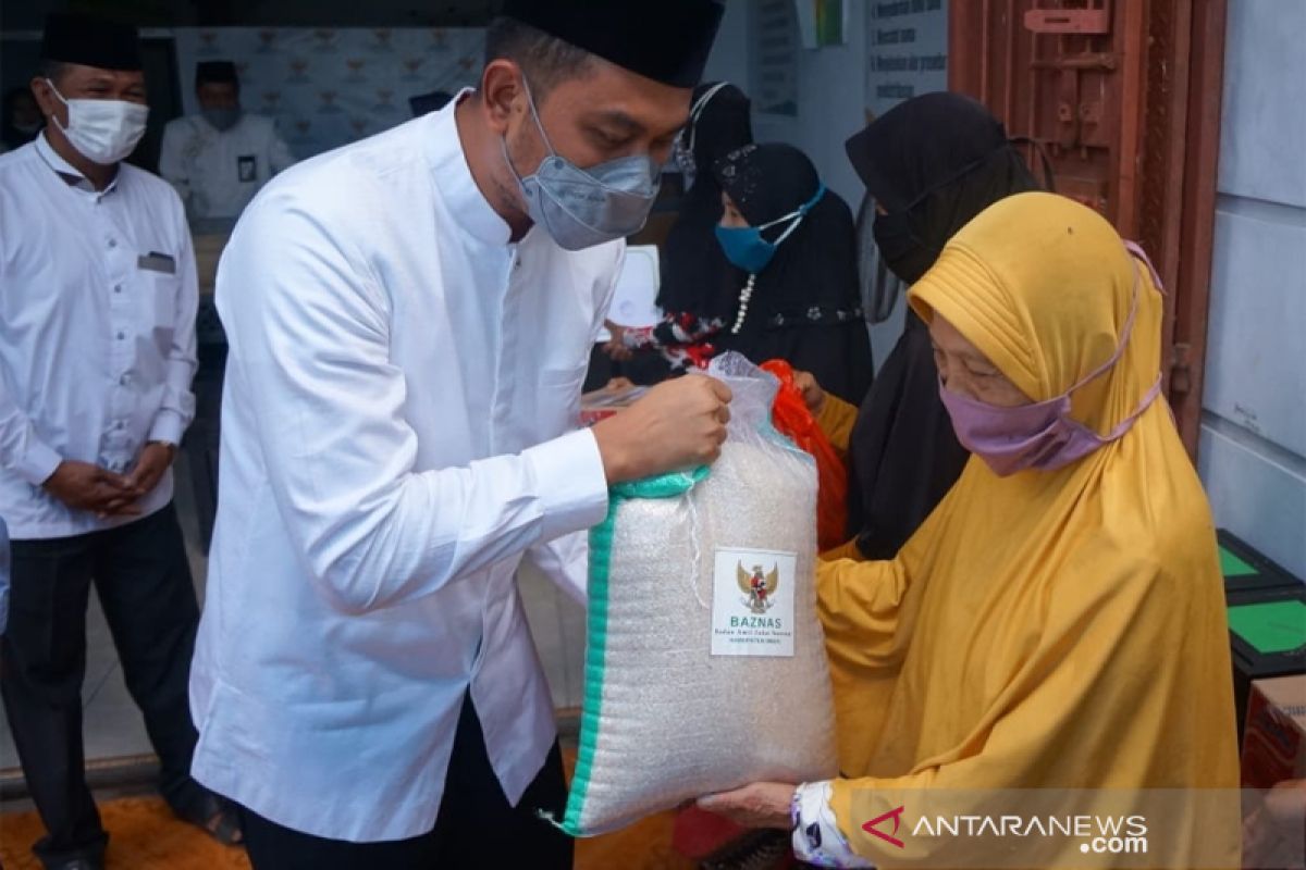 Bupati Sinjai serahkan 435 paket sembako kepada warga miskin