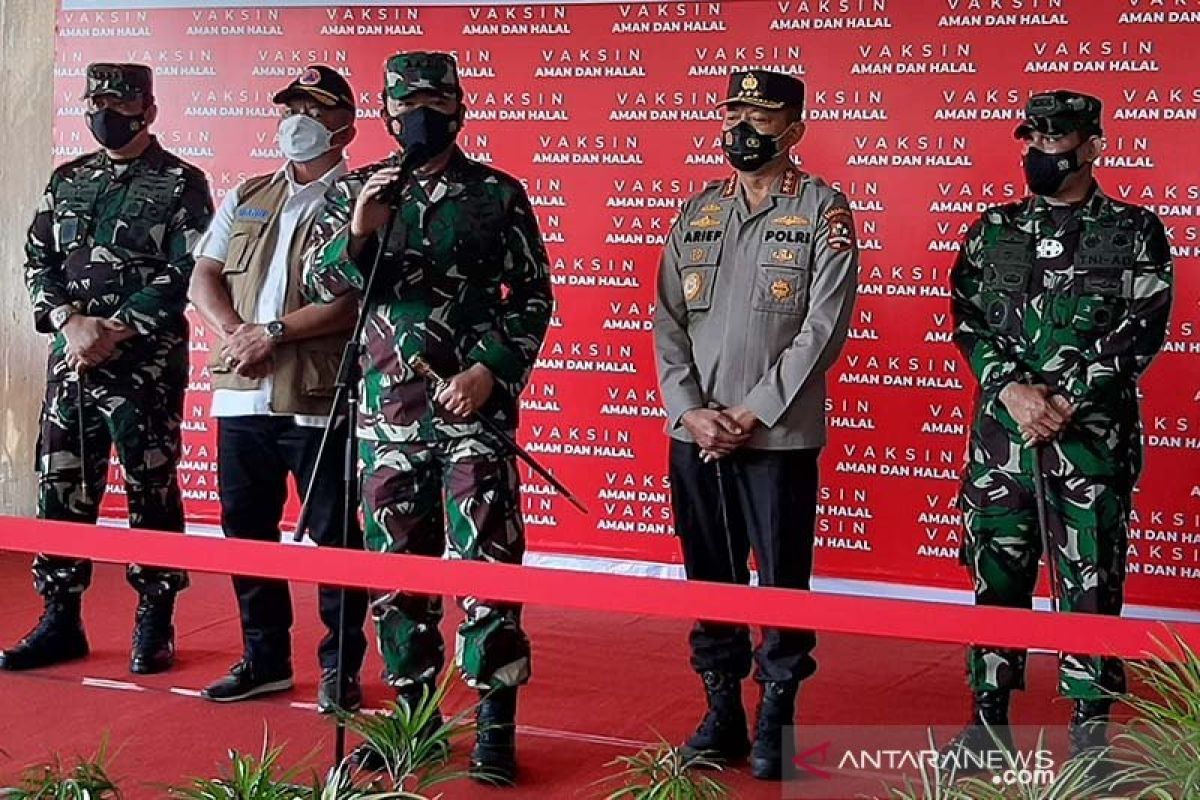 Panglima TNI Marsekal Hadi Tjahjanto tinjau pelaksanaan vaksinasi  COVID-19 di Cilacap