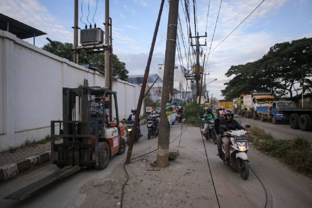 Warga desak Dinas Bina Marga - PLN pindahkan tiang listik di tengah jalan