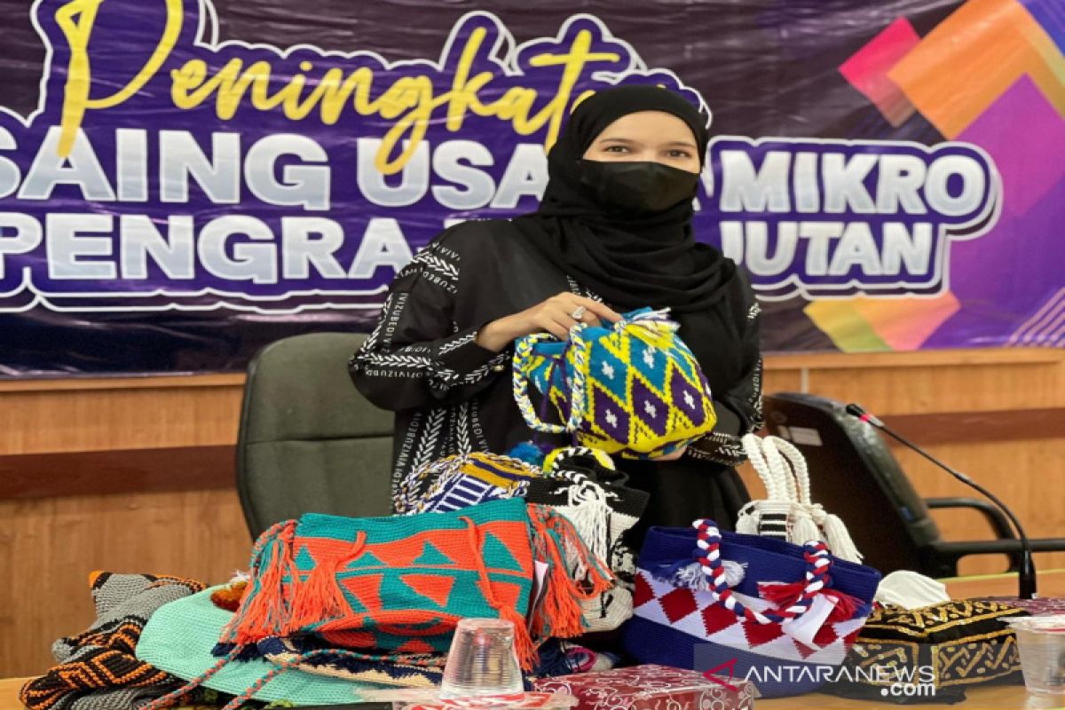 Banjarbaru's knitted bag passes export to Singapore