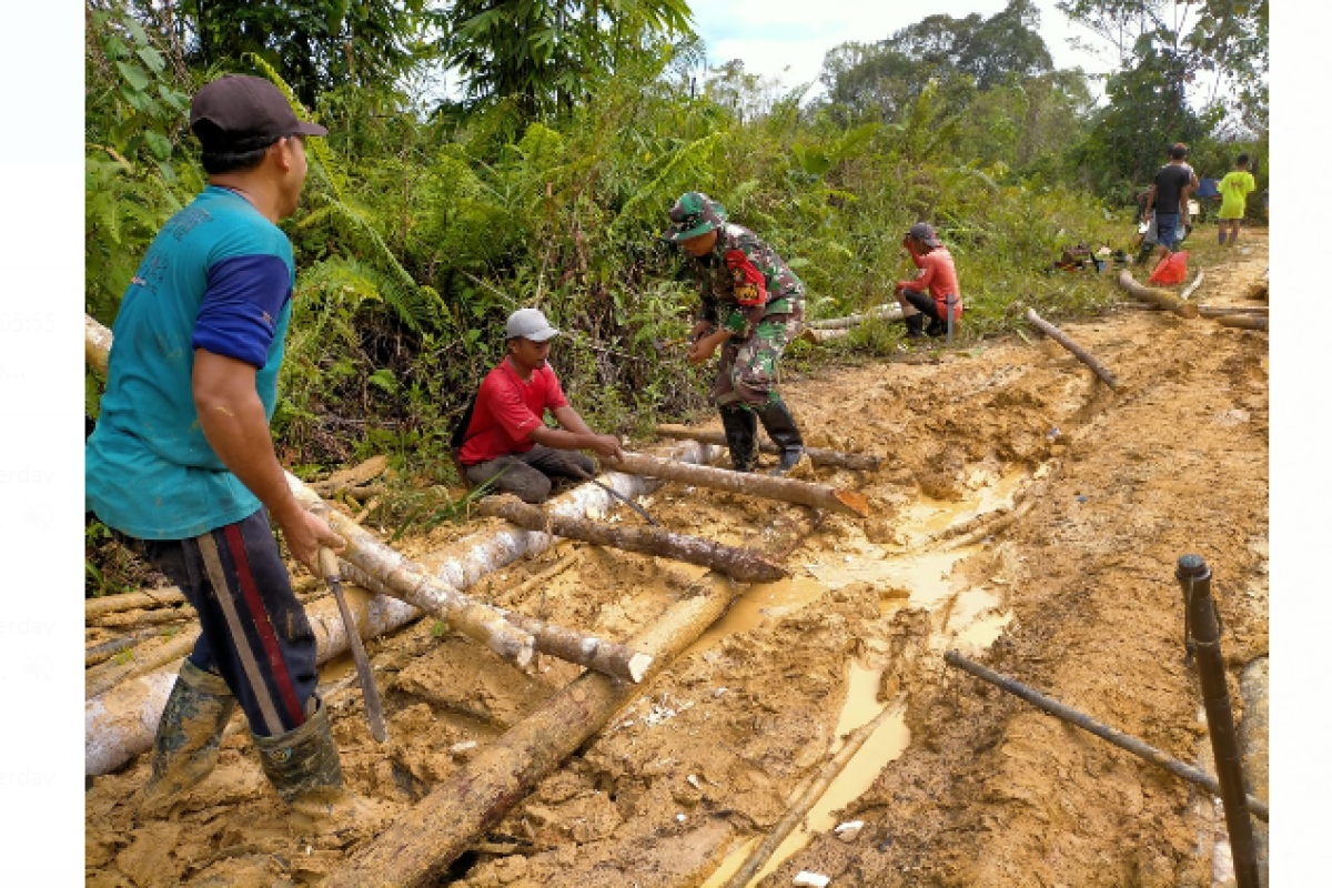 Satgas Yonif Mekanis 643/Wns bantu warga perbatasan RI-Malaysia perbaiki jalan