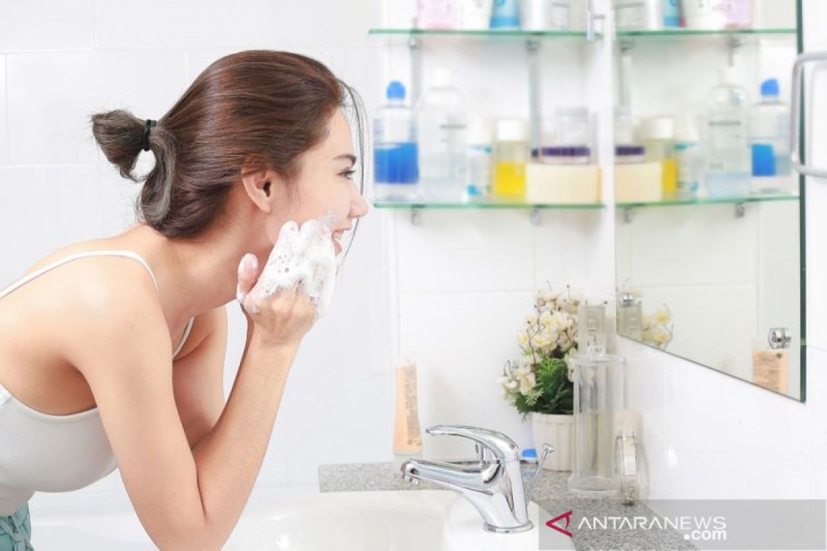 Rutin membersihkan wajah bisa mencegah efek negatif polusi udara