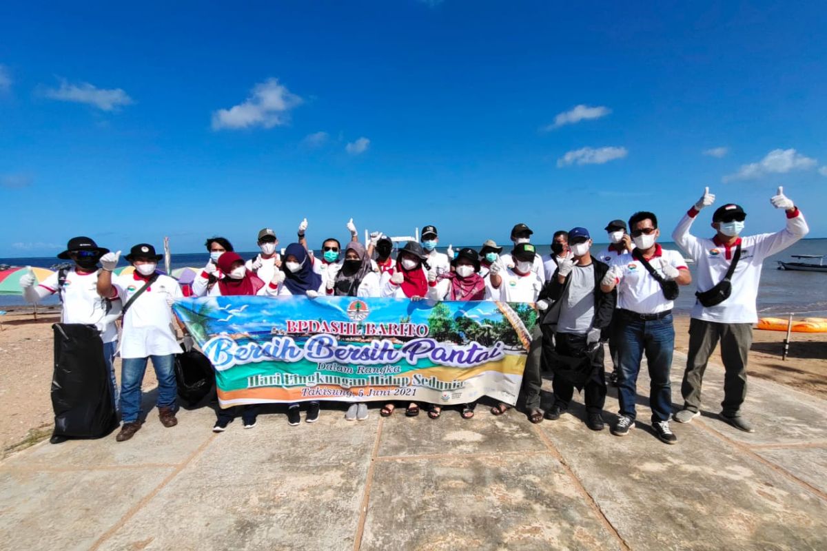 BPDASHL Barito bersihkan Pantai Takisung di Hari Lingkungan Hidup