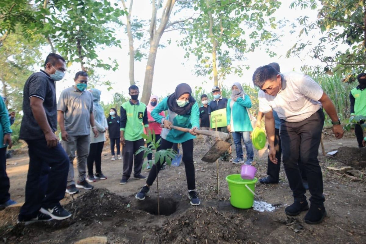 Bunda Fey ajak masyarakat selamatkan lingkungan
