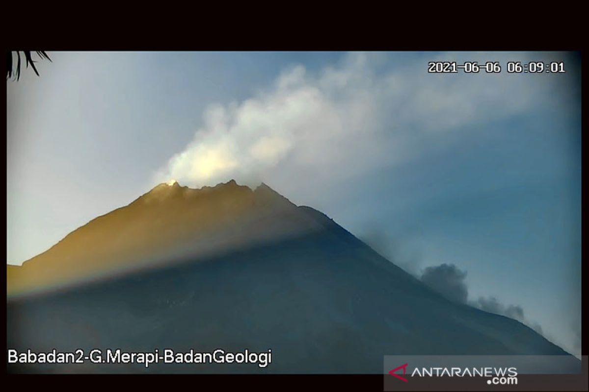 Dua awan panas guguran meluncur dari Gunung Merapi hingga 1,6 km