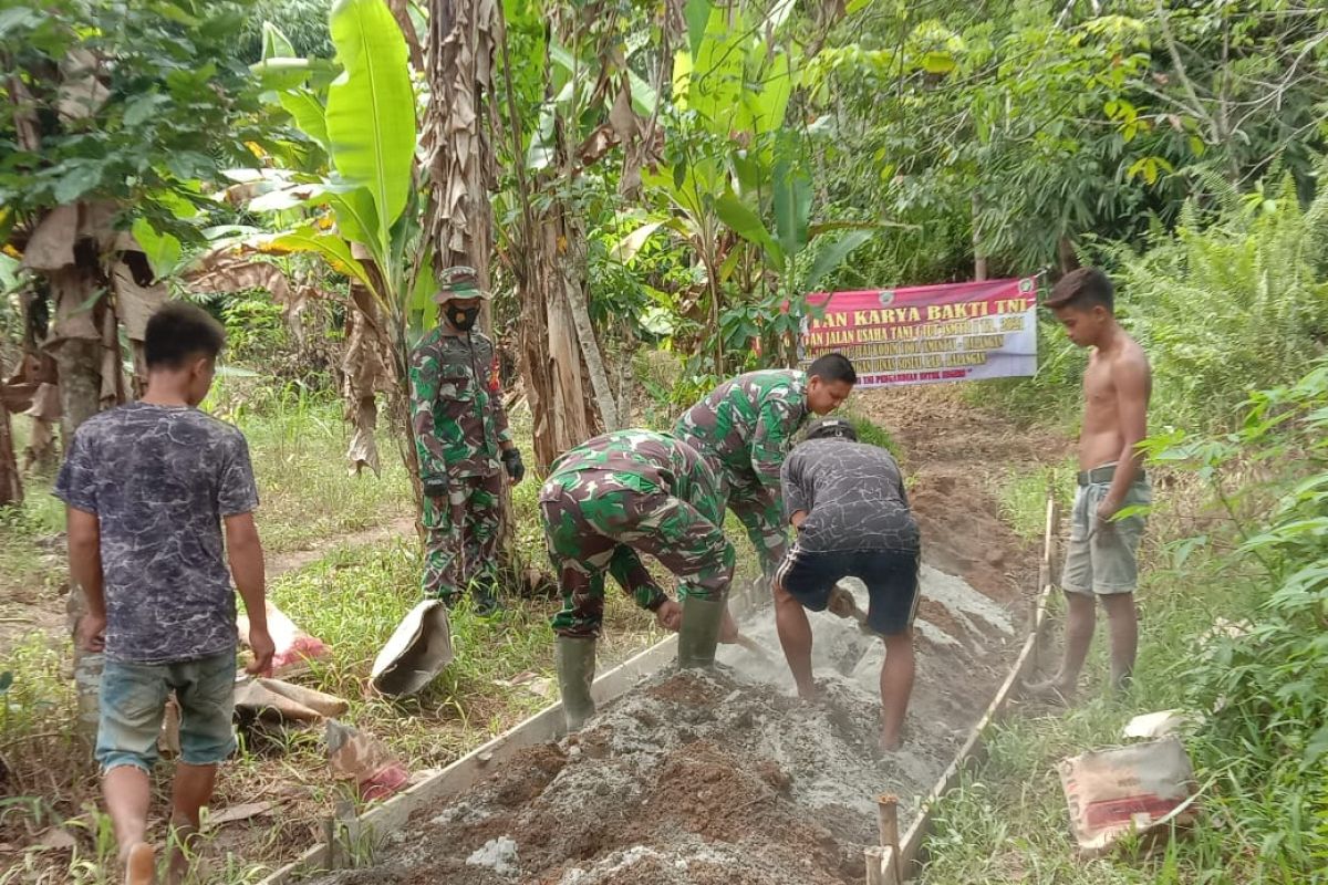 Babinsa Koramil 1001-01/Juai bantu warga Desa Tigaron bangun JUT