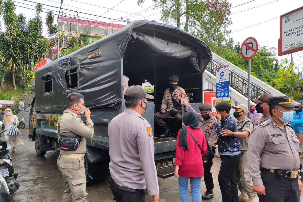 Petugas di Bukittinggi kembali razia, 34 warga  pelanggar prokes terjaring