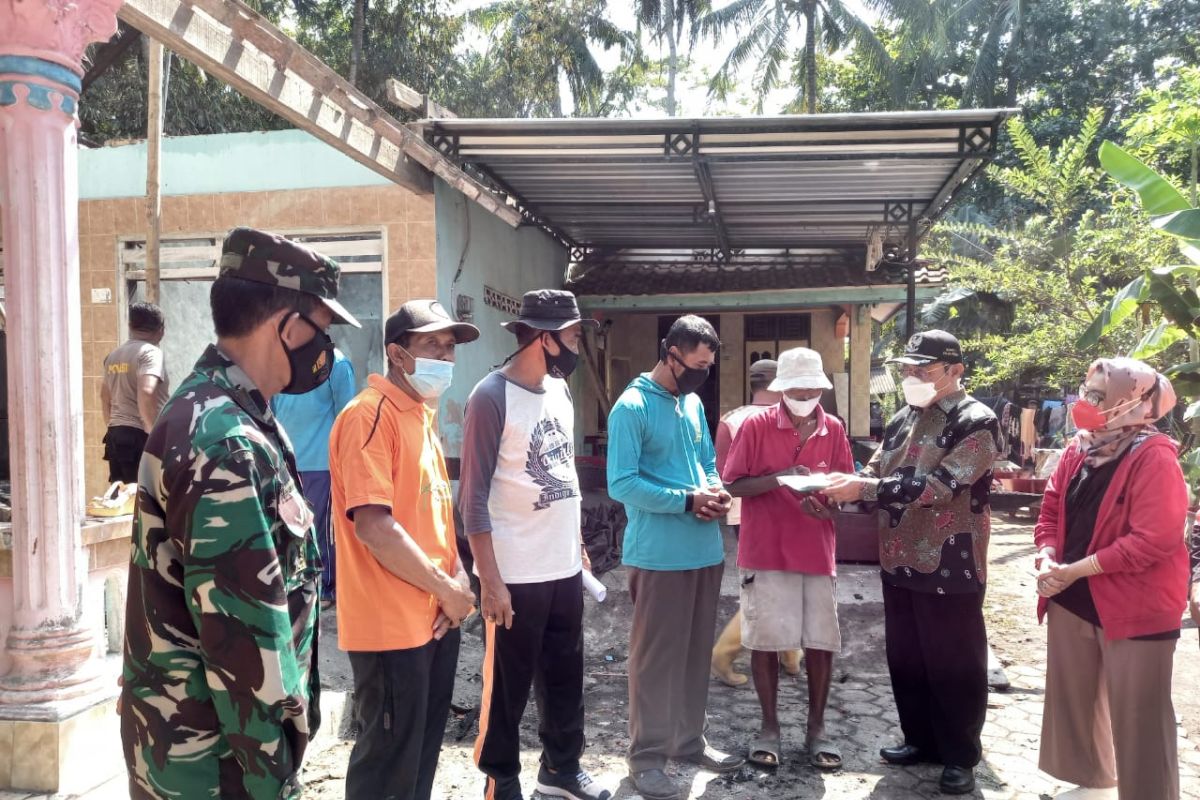 Bupati Kulon Progo serahkan bantuan kepada korban kebakaran Pasir Mendit